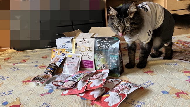 トラちゃんに定期便のお届け物で~す!