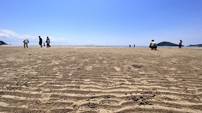 「ウユニ塩湖」のような写真が撮れると話題の父母ヶ浜(ちちぶがはま)にトラちゃんと~