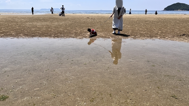 「ウユニ塩湖」のような写真が撮れると話題の父母ヶ浜(ちちぶがはま)にトラちゃんと~