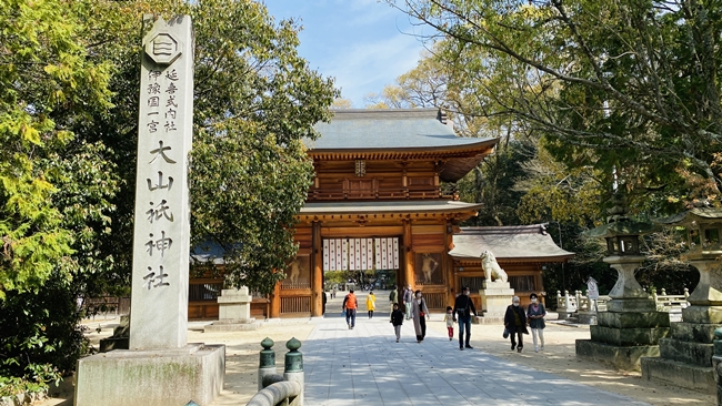 愛媛県大三島にある大山祇神社の鳥居と参道