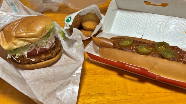 やっとご飯が食べれる。 バジルマヨの海老カツバーガー旨そうじゃね?