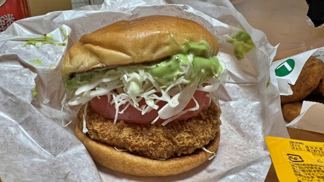 やっとご飯が食べれる。 バジルマヨの海老カツバーガー旨そうじゃね?