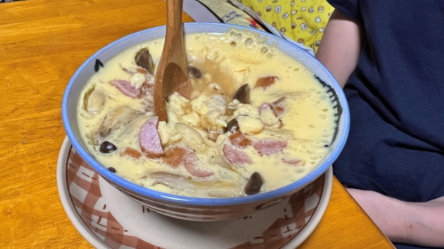 荷崩れ!? 僕の寝床・・・ 飼い主が作る茶碗蒸しは良い感じw