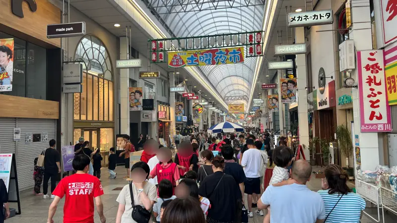 色んな所が賑やか 高知城は外国人だらけ 土曜夜市は子供達が楽しめます。