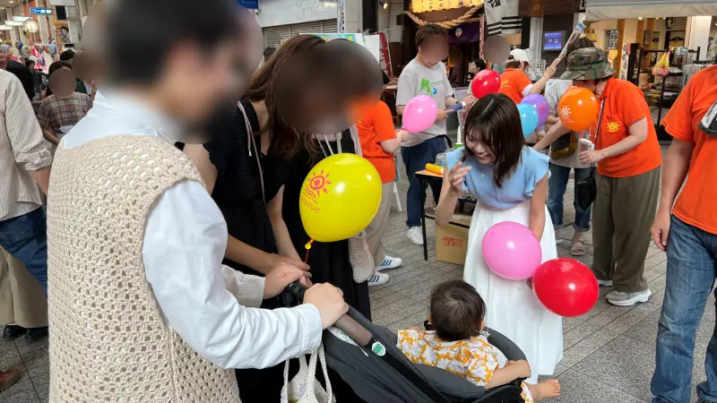 色んな所が賑やか 高知城は外国人だらけ 土曜夜市は子供達が楽しめます。