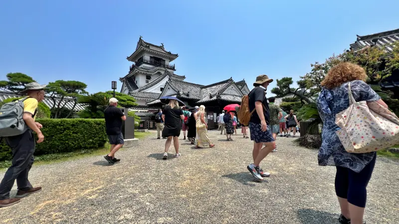 色んな所が賑やか 高知城は外国人だらけ 土曜夜市は子供達が楽しめます。