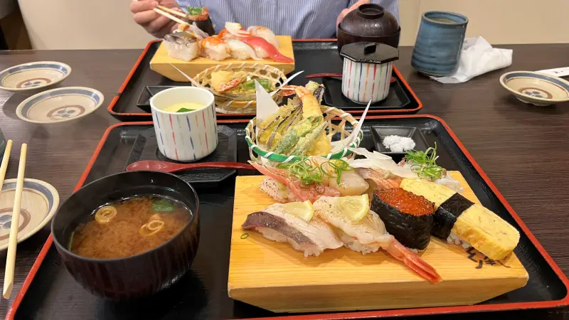 トラちゃんは大好物のちゅ~る♪ 飼い主は寿司一貫で炙り寿司ランチ