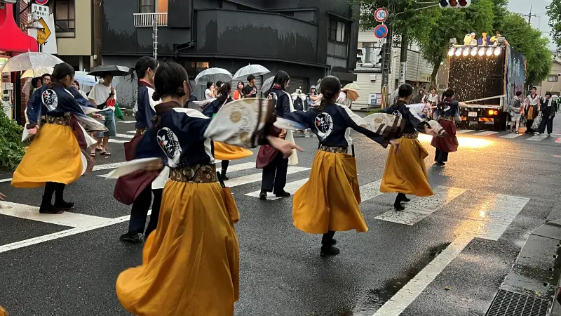 よさこい祭り トラちゃん生息地が発祥 お家から鳴子の音が聞こえるよ 警察官も踊る!