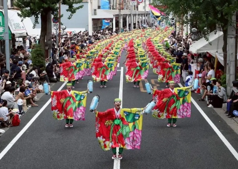 よさこい祭り トラちゃん生息地が発祥 お家から鳴子の音が聞こえるよ 警察官も踊る!