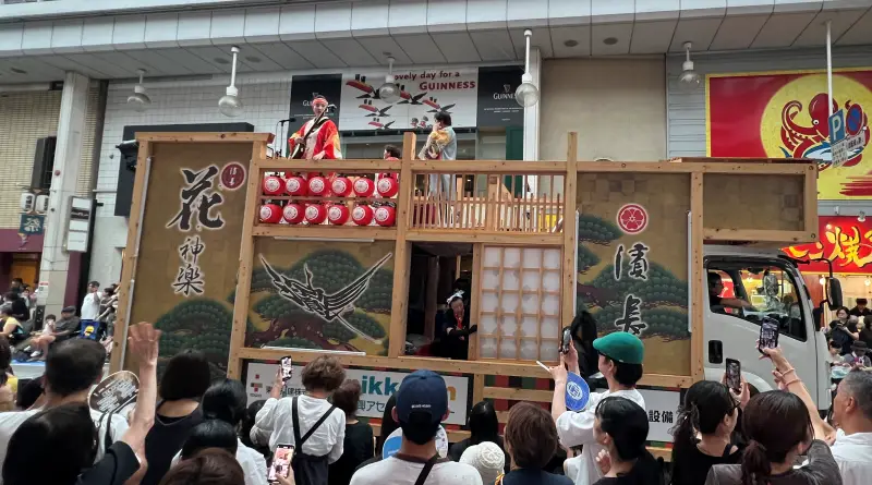よさこい祭り トラちゃん生息地が発祥 お家から鳴子の音が聞こえるよ 警察官も踊る!
