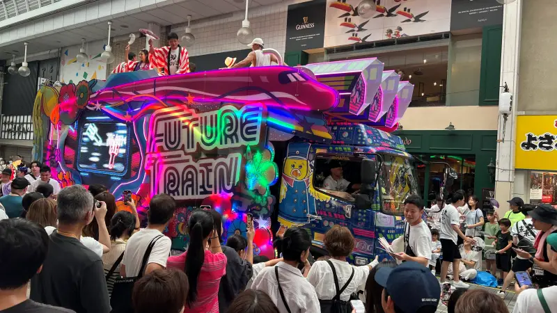 よさこい祭り トラちゃん生息地が発祥 お家から鳴子の音が聞こえるよ 警察官も踊る!