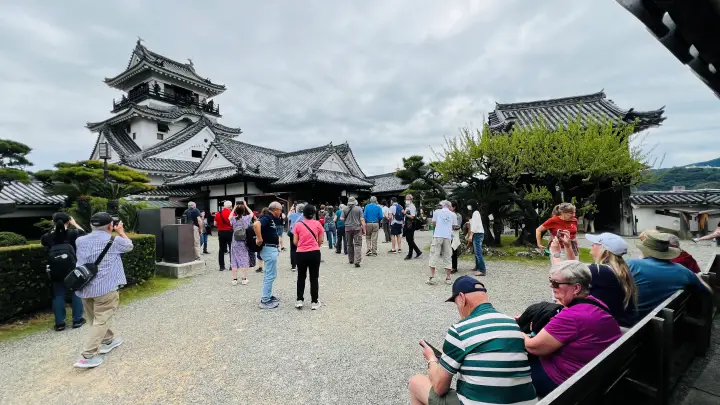高知城は外人さんで大賑わい 豪華クルーズ客船が来ると田舎に人いっぱい！