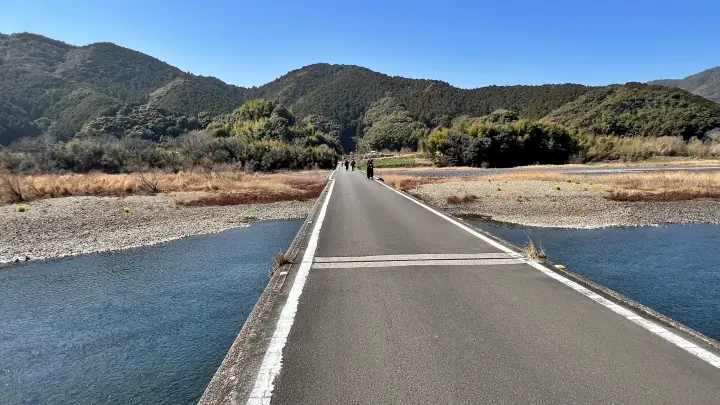 【レア絶景】水がない四万十川・佐田沈下橋を歩く!ペットと一緒に楽しむ特別なお出かけ